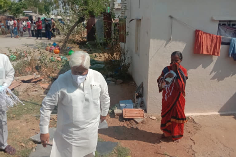 h-k-patil-providing-the-sanitiser-and-mask-in-gadag