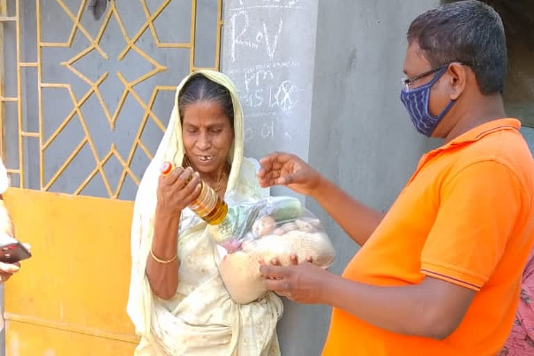 a primary teacher distributing food to poor in the lockdown