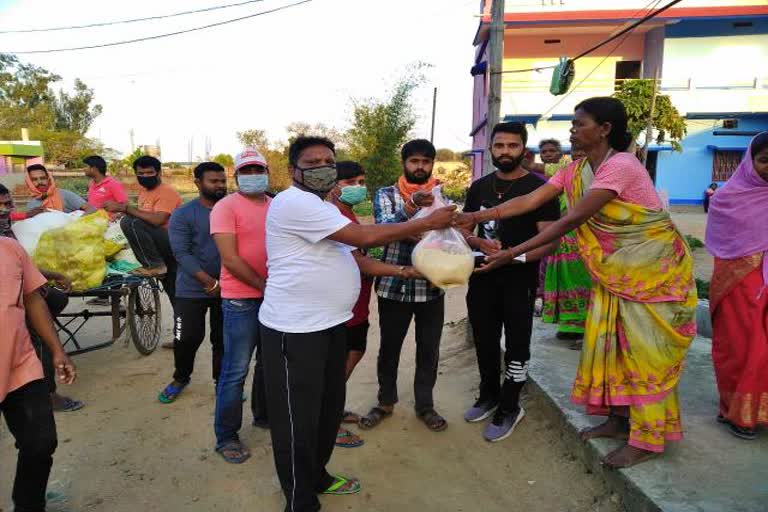 Youth distributed food items among poor family in lohardaga