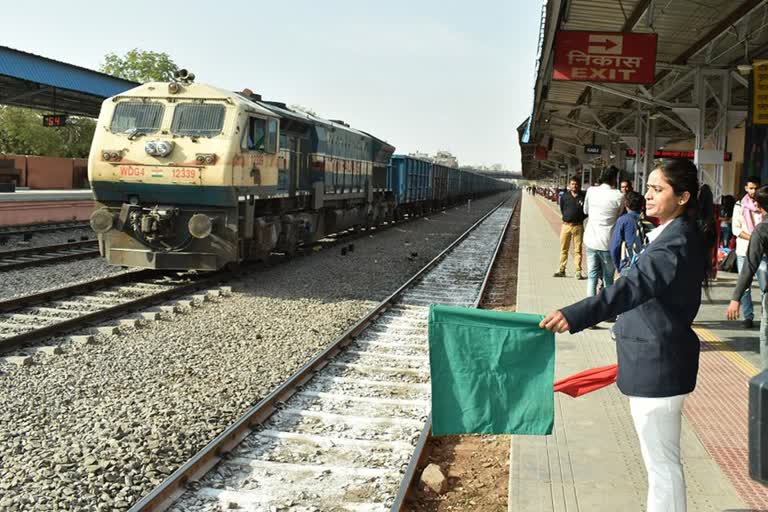 rail employess to donate their one day salary in modi's corona relief fund