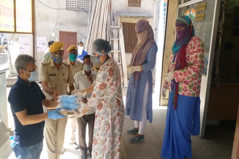 Jaipur police distributed masks, जयपुर न्यूज