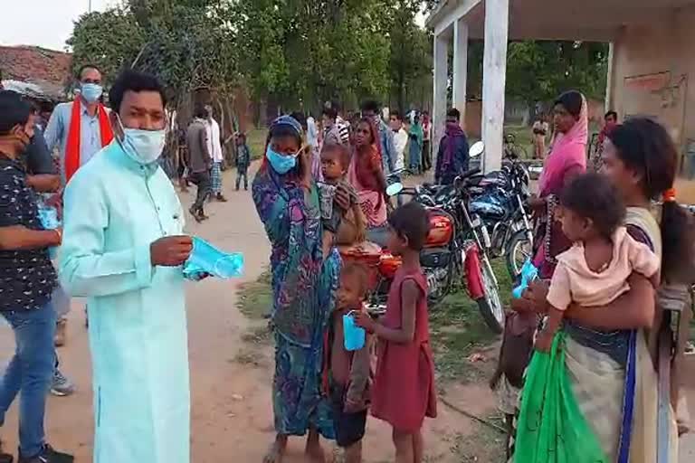 MLA Mohit Kerketta distributes masks and ration to people