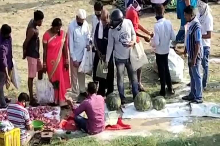 people-are-violating-rules-in-raipur-vegetable-market