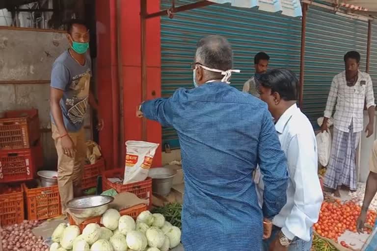 மீன் கடையில் வாக்குவாதம் செய்த அலுவலர்கள்