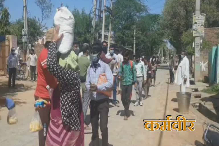 villagers distributing food to migrating laborers in sohna