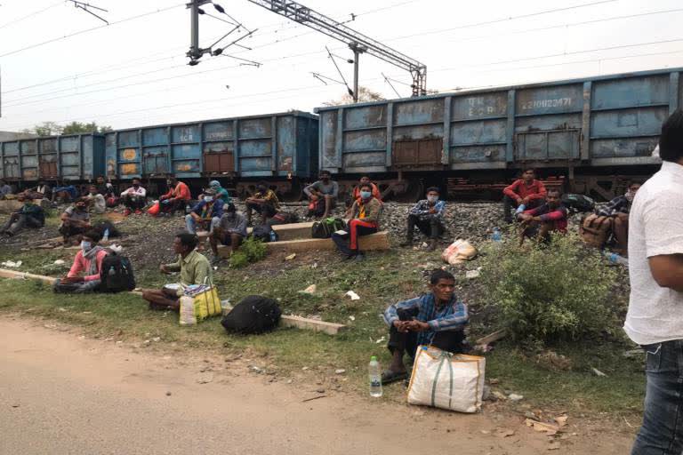 Police restriction on roads, jharsuguda latest news, migrant found in jharsuguda, migrant crossing through railway line in jharsuguda, ଝାରସୁଗୁଡା ଲାଟେଷ୍ଟ ନ୍ୟୁଜ୍‌, ଝାରସୁଗୁଡାରେ ରେଳଲାଇନ ପାଖରୁ ଶ୍ରମିକ ଉଦ୍ଧାର, ରାସ୍ତାରେ ପୋଲିସର ନାକାବନ୍ଦୀ, ଝାରସୁଗୁଡାରେ ଦାଦନ ଉଦ୍ଧାର