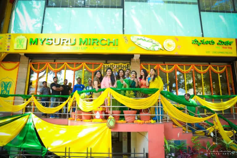 Shruti Naidu for Mysore people free meal from Mysore Mirchi