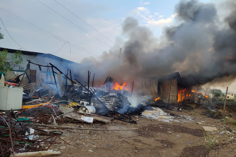 fire broke out in warehouse in rajgurunagar pune