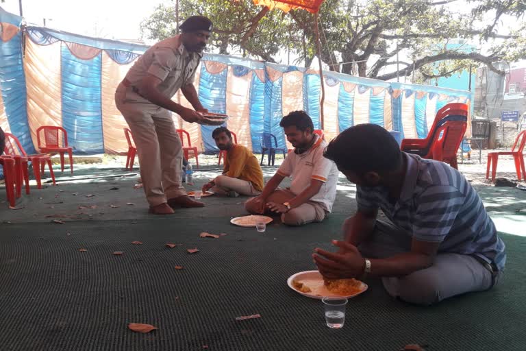 Community food arrangement in Bero police station premises of Ranchi