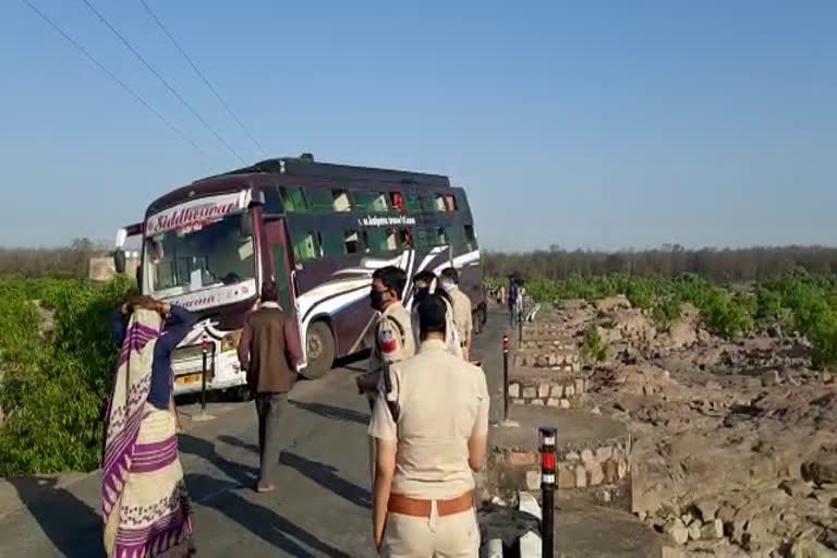 Bus reached Orchha from Delhi narrowly escaped falling into the river