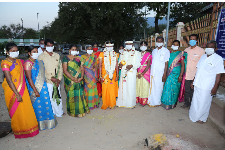 couple observed social distance at wedding in bannari amman temple