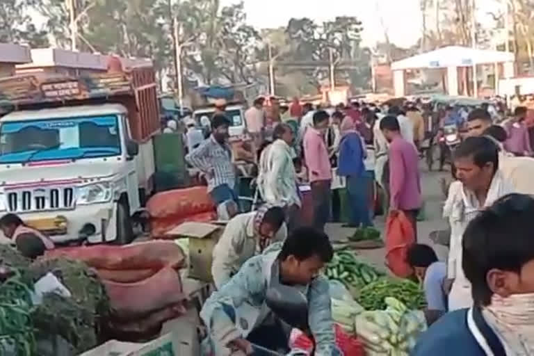 नवीन गल्ला मंडी लोगों की उमड़ी भीड़.