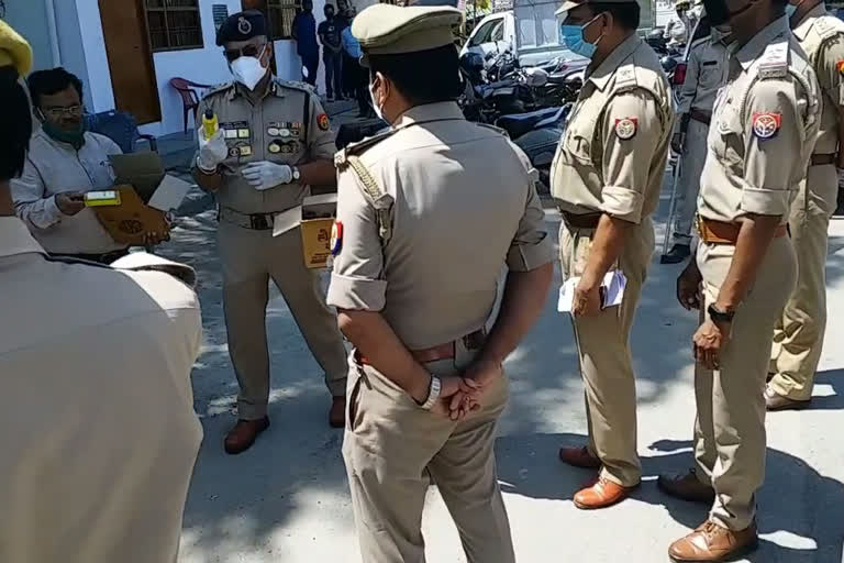 खादी ग्रामोद्योग ने पुलिसकर्मियों को बांटे सैनिटाइजर.