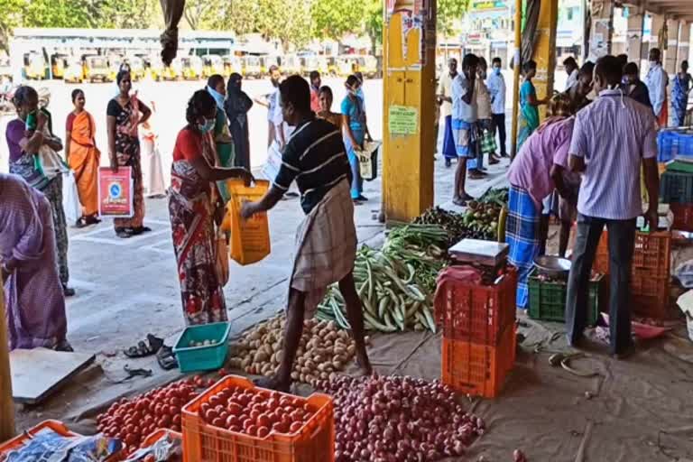 காத்து நின்று காய்கறி வாங்கிய மக்கள்