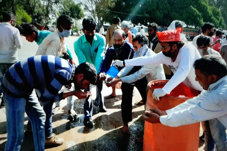 samajwadi party people were helping people