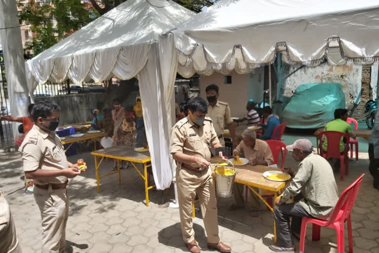 Food served to the poor people under community kitchen in ranchi