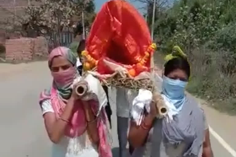 UP: Daughters carry mother's dead body on shoulder amid lockdown