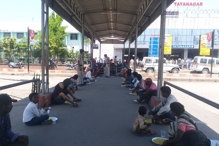 RPF officials fed food to poor pepole in Tatanagar railway station jamshedpur