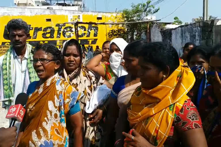 ladies fire on govt about ration goods distribution in guntur dst