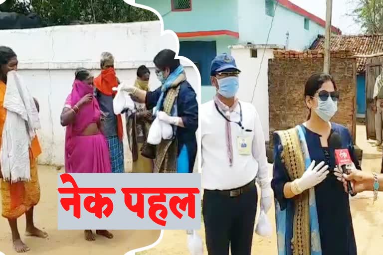 rajnandgaon-sp-wife-is-providing-food-to-the-poor-in-mahasamund