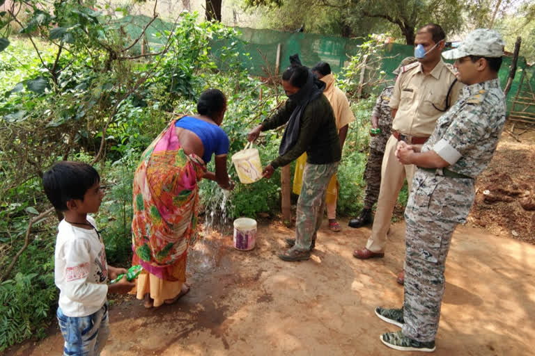 sp-abhishek-pallav-senses-villagers-about-corona