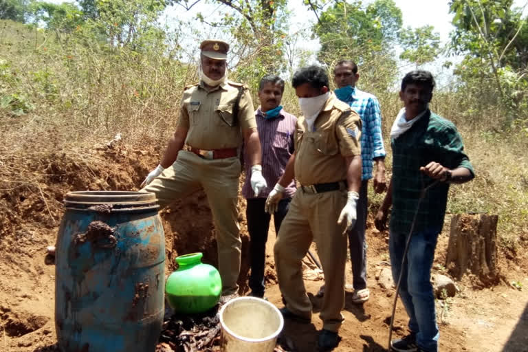 വ്യാജമദ്യം  130 ലിറ്റർ  മദ്യഷാപ്പുകൾ പൂട്ടിയ സാഹചര്യത്തിൽ  സുൽത്താൻ ബത്തേരി  liquor-  seized-  police