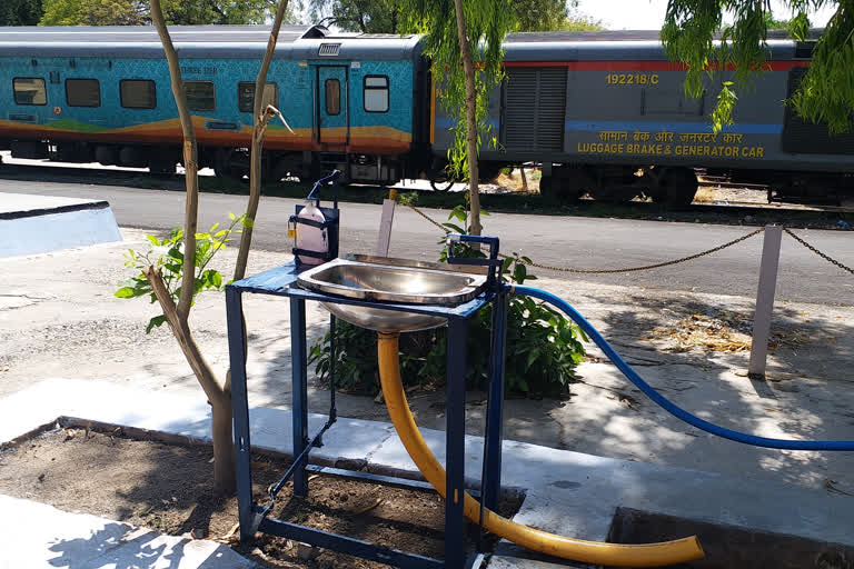 फुट ऑपरेटेड वाशबेसिन, जोधपुर रेल मंडल, Jodhpur Railway Division, foot operated washbasin