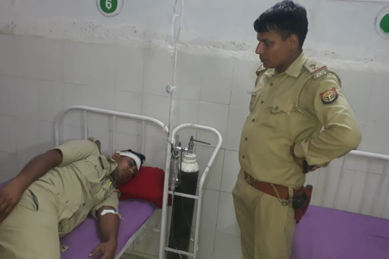 पुलिस टीम पर किया हमला.