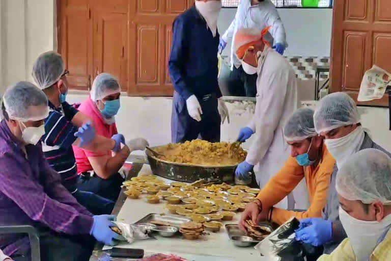 satti bhai seva dal providing food