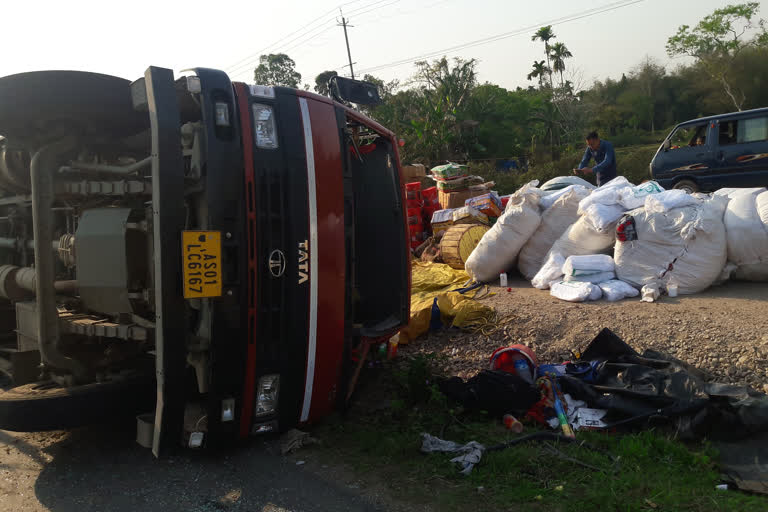 টীয়কৰ হাঁহচৰাত মালবাহী ট্ৰাক দুৰ্ঘটনাগ্ৰস্ত