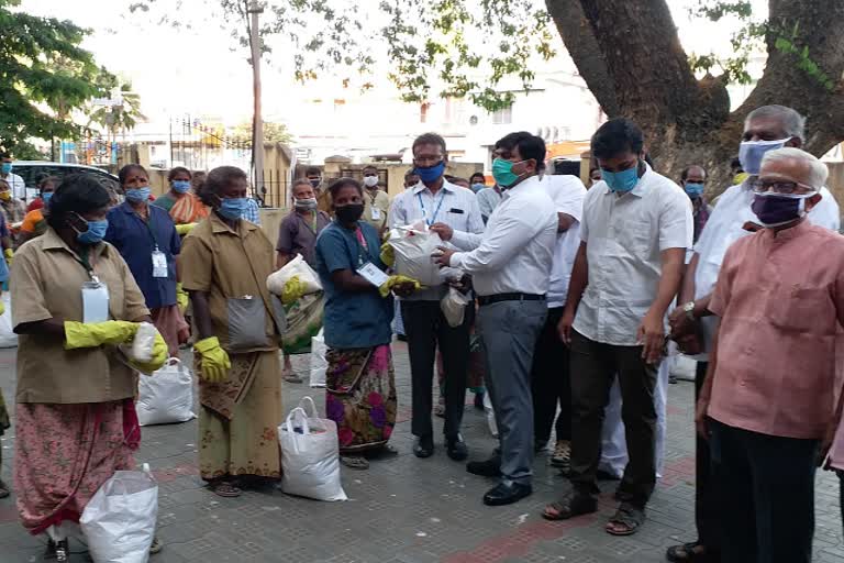 தூய்மை பணியாளர்களுக்கு மளிகைப் பொருள்கள் வழங்கிய மாநகராட்சி