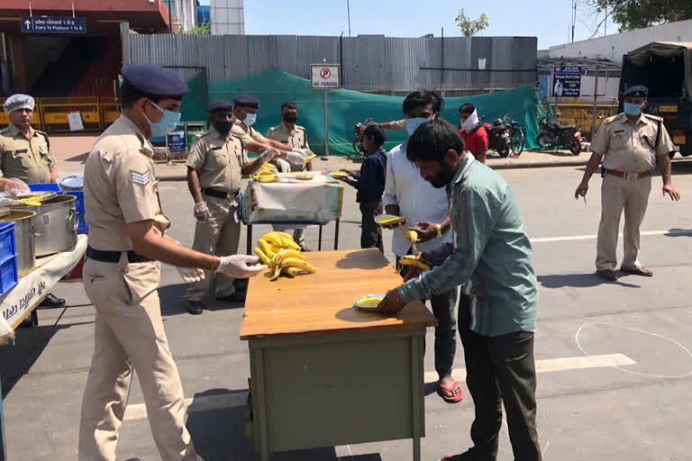 Railway protection force distributing food to needy people during delhi lockdown