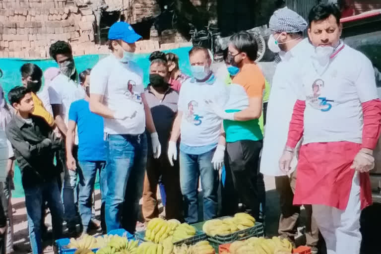 Youth Congress helps stranded workers, provides food, medicines & water in various states