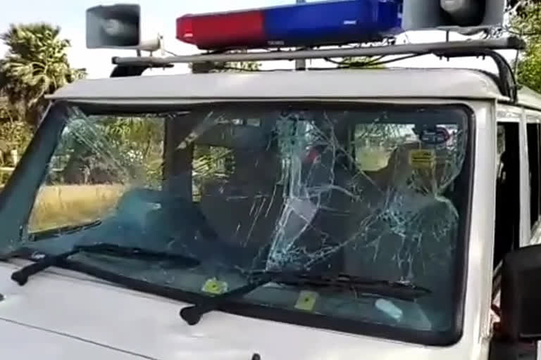 पुलिस टीम पर ग्रामीणों ने किया हमला