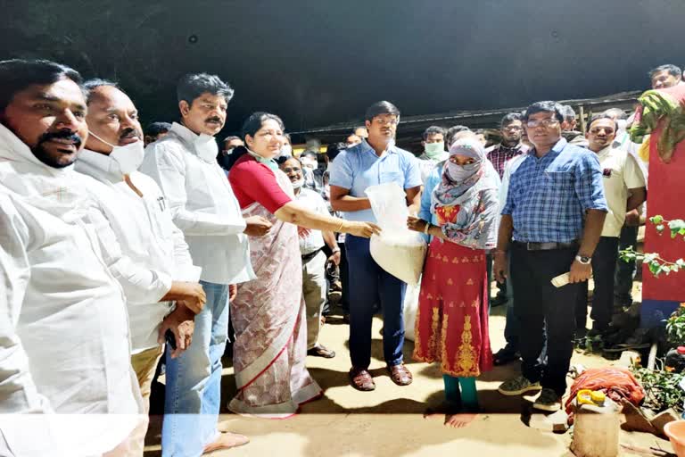 rice and cash distribution to migrate loabour in kommugudem by minister sathyavathi ratode