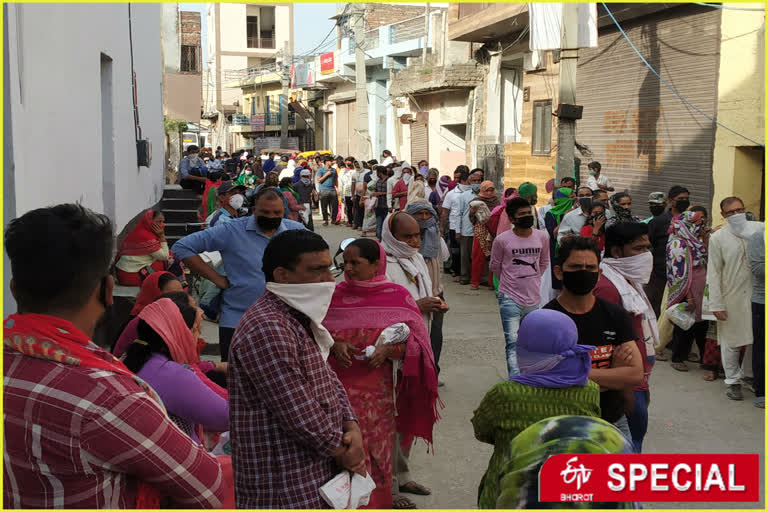 que in front of govt. ration shop in burari area people worried about corona infection