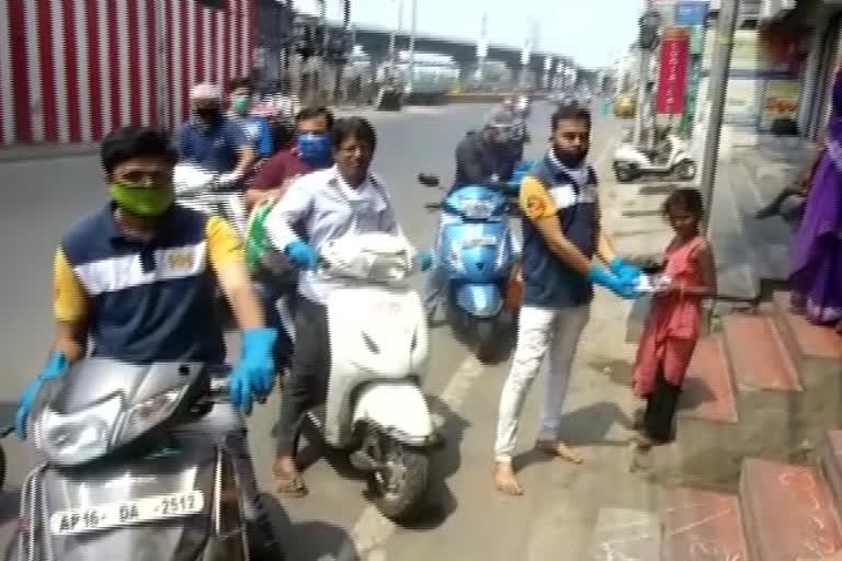 helping hands in vijayawada giving food to poor