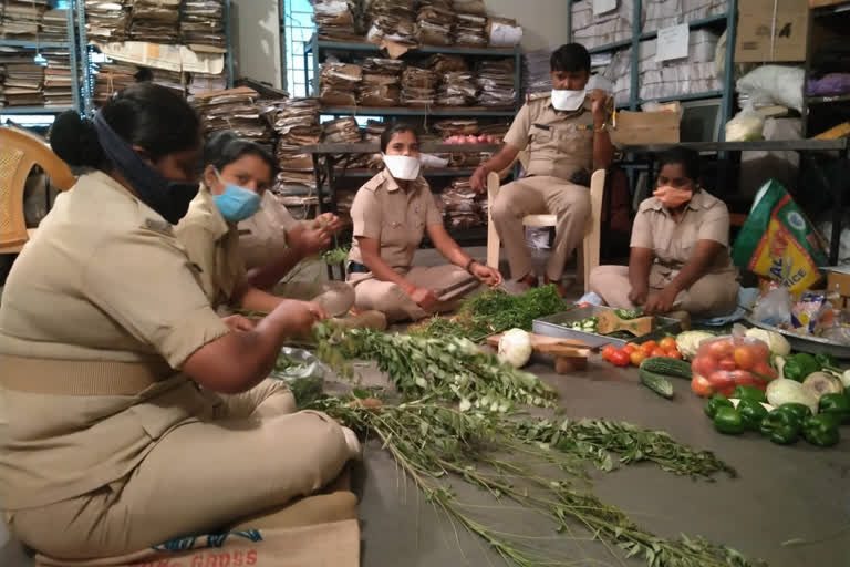 Prepare meals for the poor by Silicon City police in bengalore