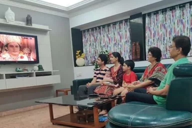 arun govil watches ramayana with family