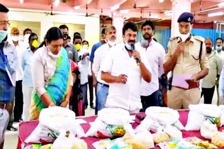 minister thalasani srinivas yadav distrbution groceries to migrant labour