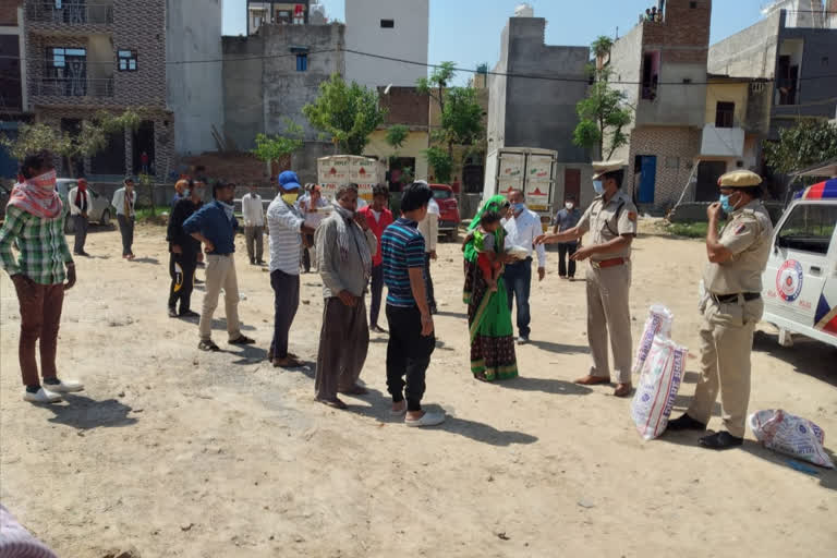 additional DCP R.P Meena distribute food to needy at qutub minar labor colony in delhi