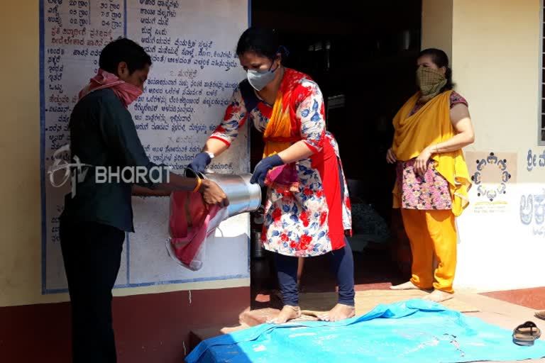 ಶಾಲಾ ಮಕ್ಕಳಿಗೆ ವಿತರಣೆ