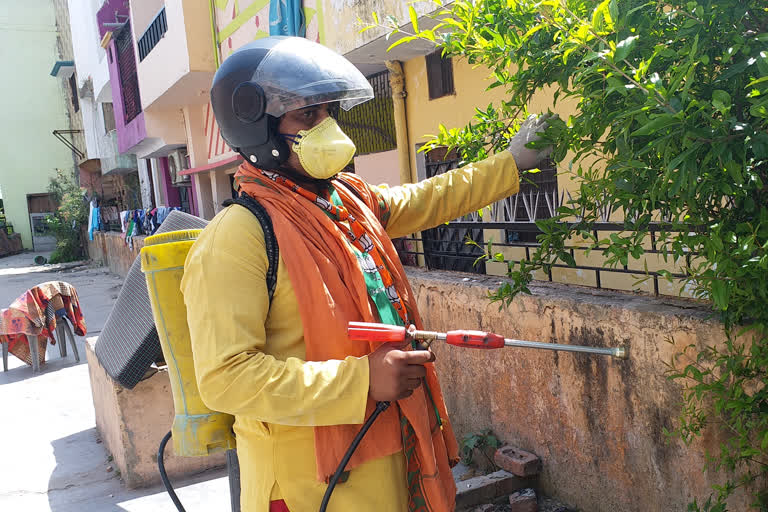 स्प्रे मशीन खरीद कालोनी को खुद सेनेटाइज कर रहा पार्षद.