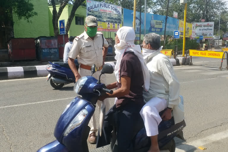 Police vehicles seizing those who violate lockdown