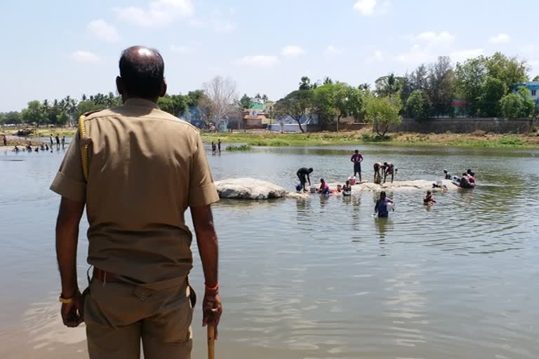 குளித்தவர்களை தண்டித்த காவல் துறையினர்