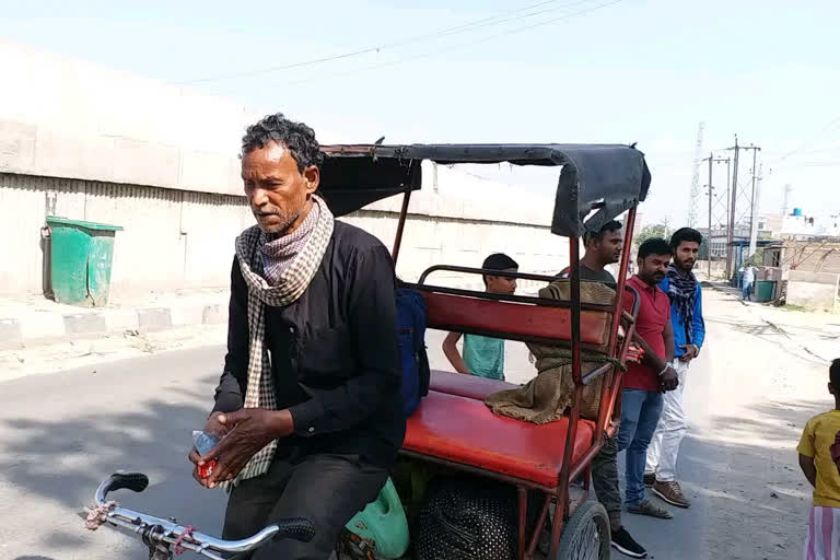 rickshaw-puller-left-for-motihari-from-delhi-on-rickshaw