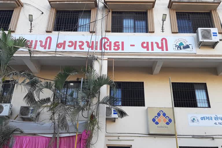 A 14-day home in Vapi establishes a separate system for garbage collection for families living in quarantine and completing periods.