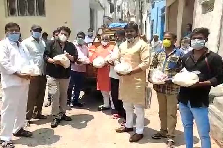 groceries distributed to migrated labours of Hyderabad