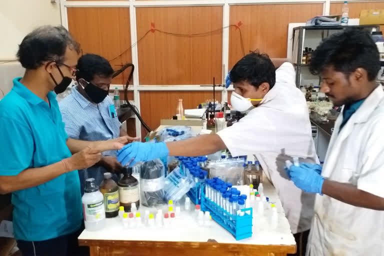 odia students make hand sanitizers  hand sanitizers made by behrampur students  behrampur students hand sanitizers  chemistry department students make hand sanitizers  covid-19 in odisha  കൊവിഡിനെ പ്രതിരോധിക്കാന്‍ സാനിറ്റൈസര്‍ നിര്‍മിച്ച് വിദ്യാര്‍ഥികള്‍  സാനിറ്റൈസര്‍ നിര്‍മിച്ച് വിദ്യാര്‍ഥികള്‍  covid-19