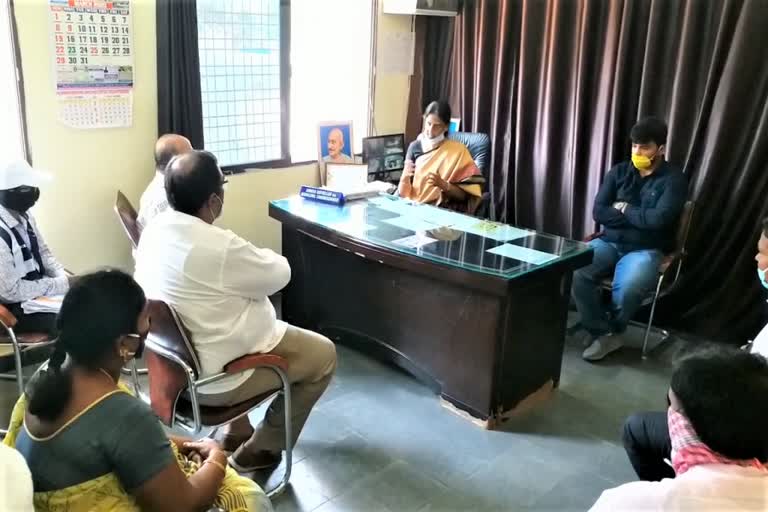 Education Minister meets with municipal staff on Corona preventive actions